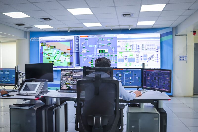 Sala de control con pantallas de monitoreo de operaciones