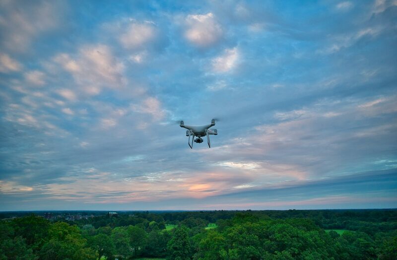 Dron sobrevolando la selva amazónica